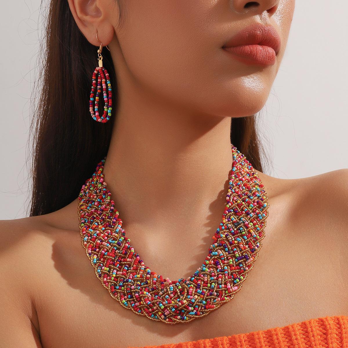 

Комплект из двухцветных бусин-крестиков с подвеской в виде ожерелья и серег разноцветный