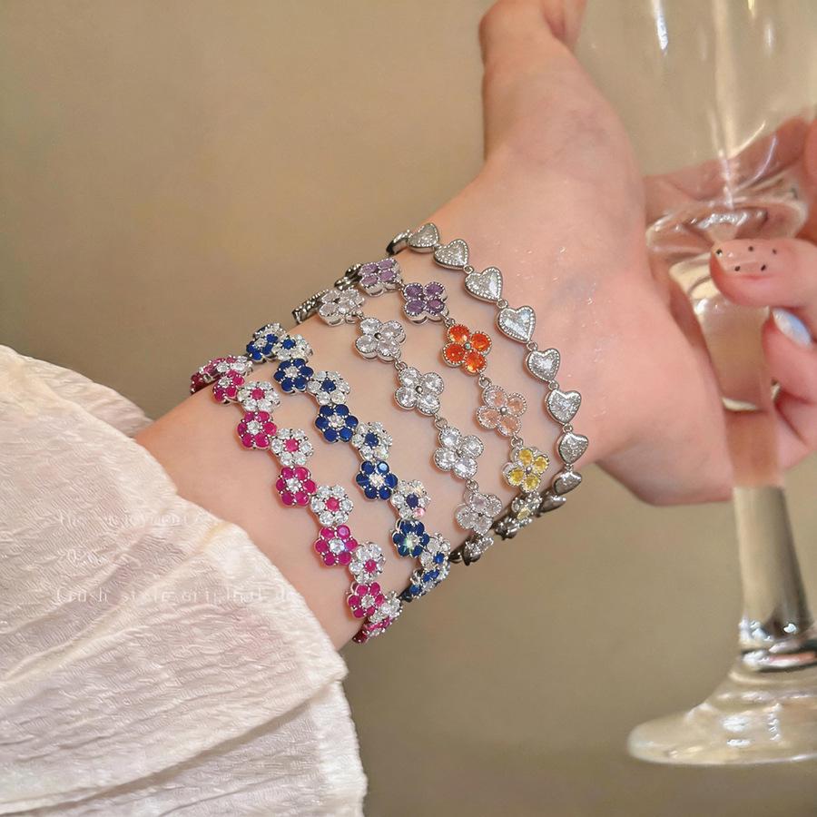 Elegant Zircon Love Heart Flower Bracelet for Women: Fashionable & Versatile Hand Jewelry