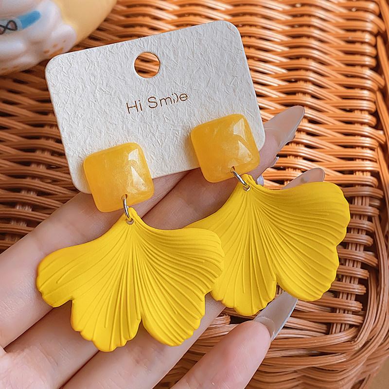 Dopamine flower ear hook women's new holiday style accessories ear clips without ear piercings, high-end seaside cute ear accessories