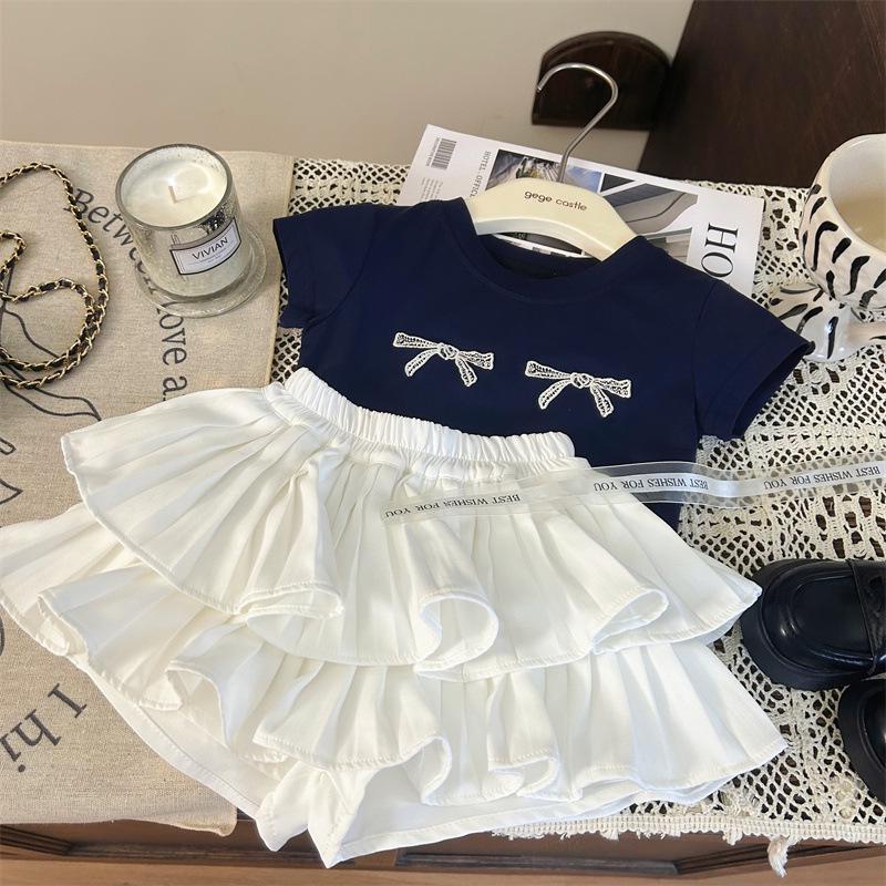 

2024 Корейский стиль Девочки Вышитая футболка с бантом и Белая плиссированная юбка Комплект 100 cm