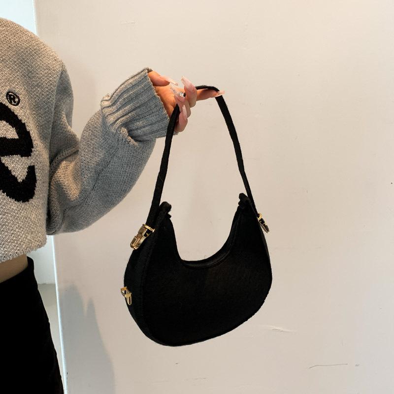 

Популярная в этом году модная фетровая сумка через плечо для женщин 2024 года, корейская версия иностранного стиля, универсальная тисненая сумка-пельмень, маленькая сумка чёрный