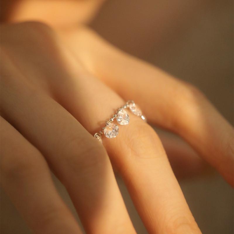 Stylish Elegant And Adjustable Finger Ring For Women With Chic Fringed Design And Modern Appeal