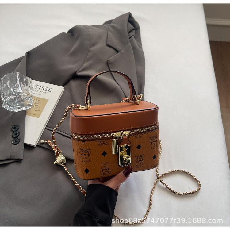 

Fashion small bag women 2025 new fashion portable go out to work popular shoulder crossbody small square bag tide коричневий