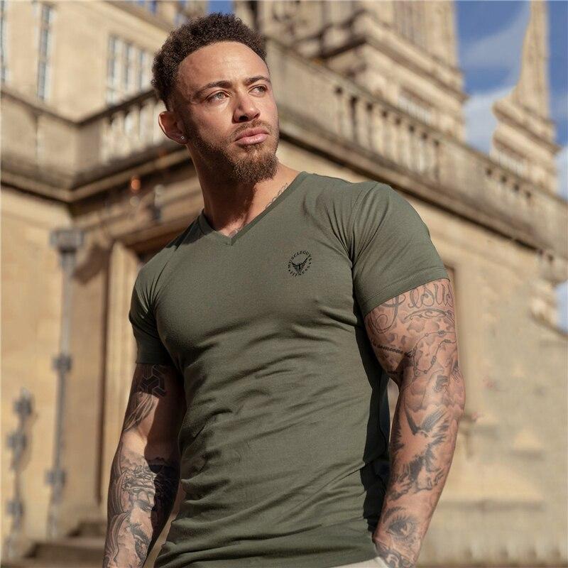 Muscleguys Nová značka Pánské tričko s výstřihem do V Bavlna Pohodlné Krátký rukáv Tričko Prodyšné Jednobarevné tričko Módní Slim fit tričko