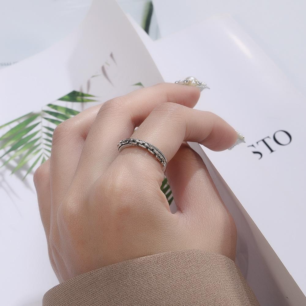 

Винтажное коктейльное кольцо с витой цепочкой, смелыми линиями и открытым дизайном