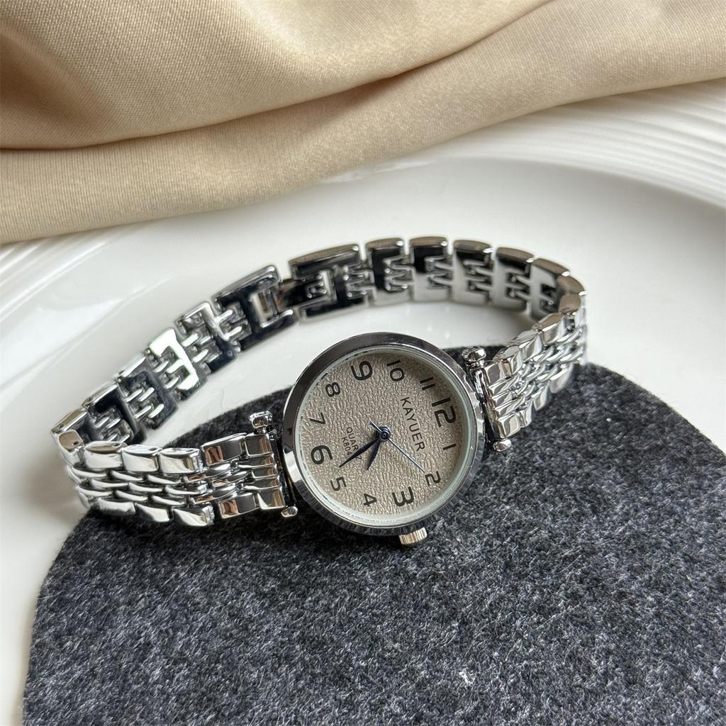 Wind Small Disc Simple Bracelet Watch Women'S Exquisite Retro Versatile High Value Digital Surface Fashion Quartz Watch