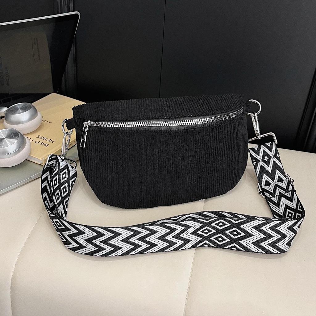 Niche Women's Autumn 2025 Fashion Saddle Crossbody Bag - Solid Color, Simple Design.