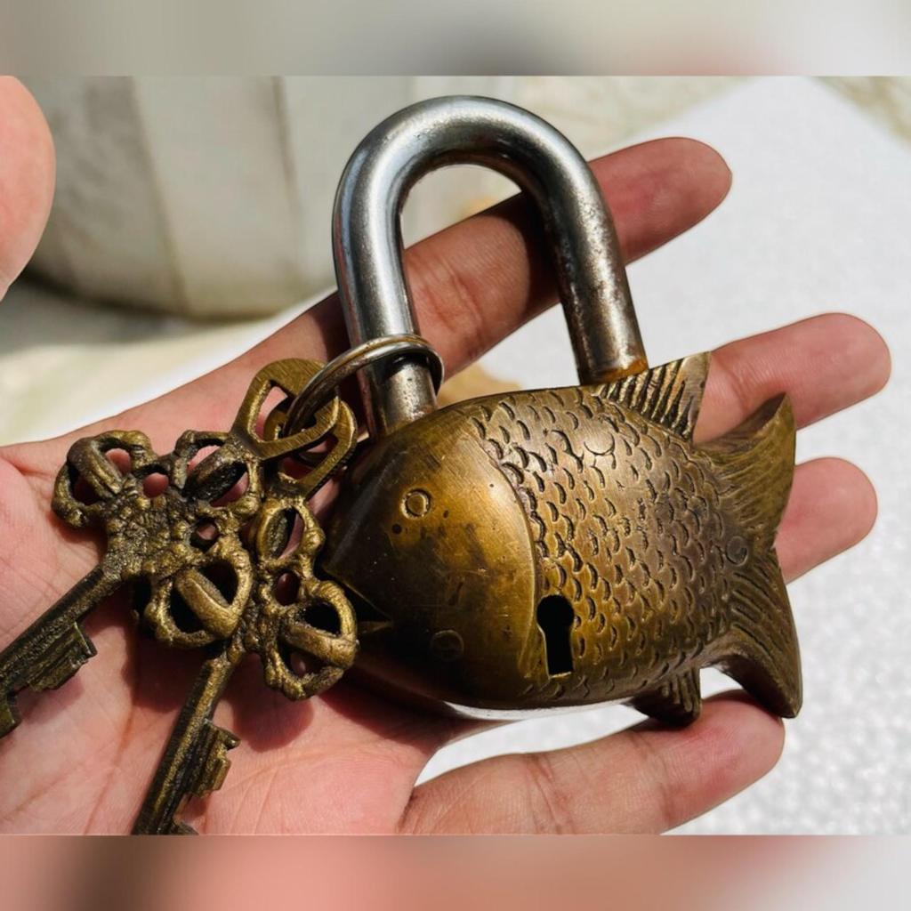 Lacăt din alamă cu design de pește și chei: Lucrat manual, Unic și Funcțional – O Soluție de Securitate Fermecătoare.