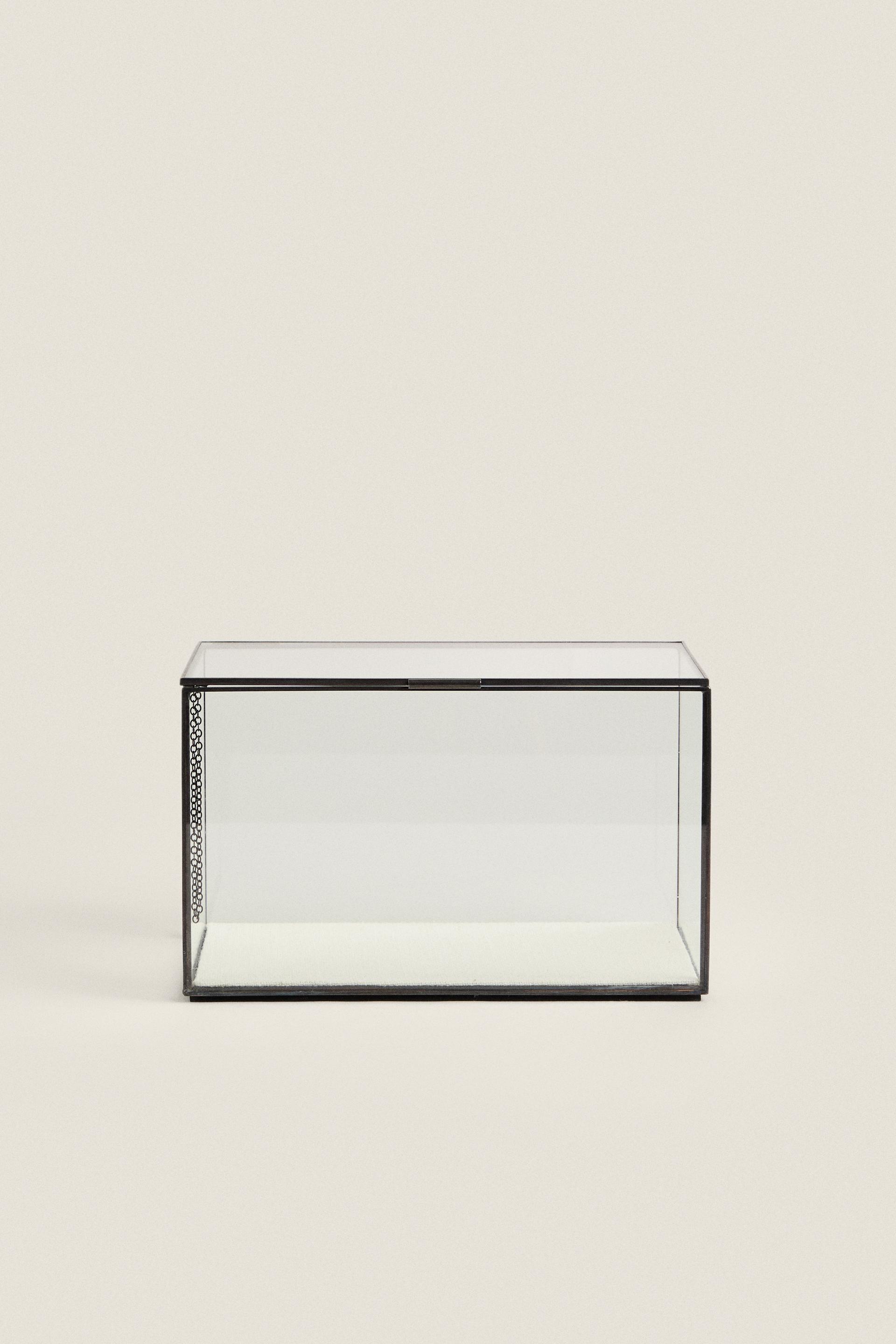 

КОРОБКА С ЧЕРНОЙ МЕТАЛЛИЧЕСКОЙ КРАЙКОЙ