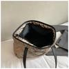 Simple and casual women's fall and winter new style bag. Simple crossbody bag. Fashiable and trendy handbag. Large capacity to