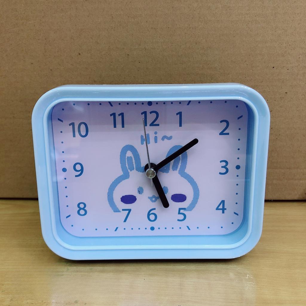 Einfacher, großzügiger und klarer digitaler rechteckiger Wecker, Bonbonfarbe, frische und ungezwungene Uhr