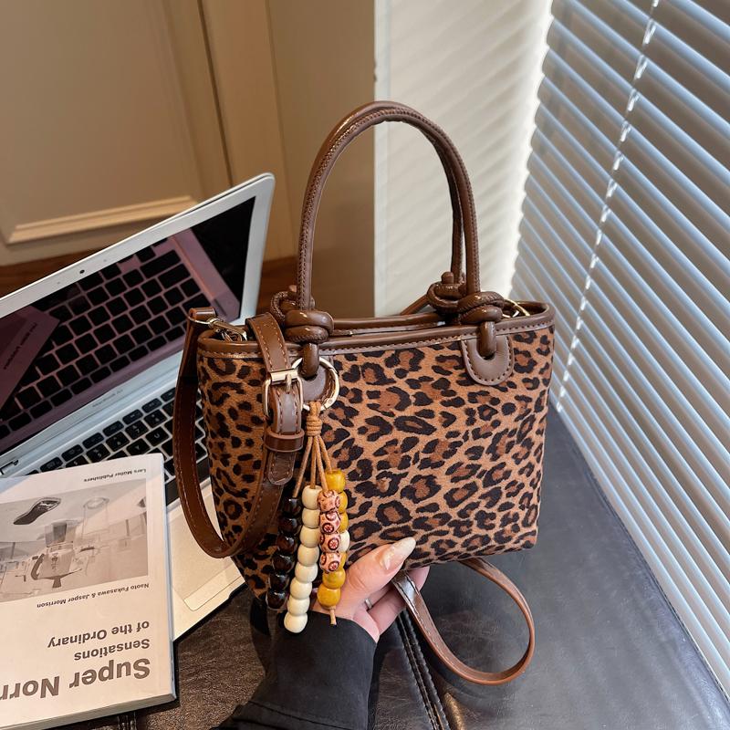 Fashionable Leopard Shoulder Bag Crossbody Handbag Matte Single Strap Handbag Versatile Design for Young Adults