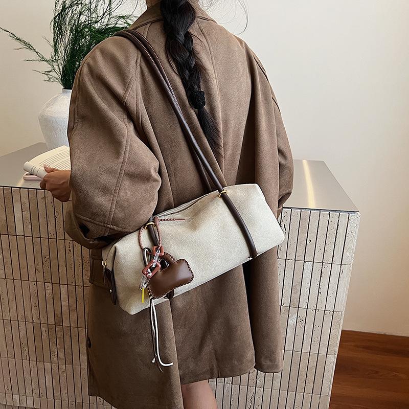 

Ретро нишевая портативная сумка для通勤 женская осень-зима 2025 новая модная замшевая сумка под мышкой большой вместимости рюкзак no pendant