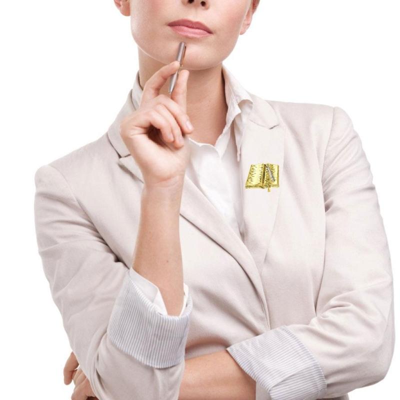 Solidna emaliowana broszka z cyrkoniami i błyszczącymi kamieniami zapewniająca trwały kolor i blask w akcesoriach