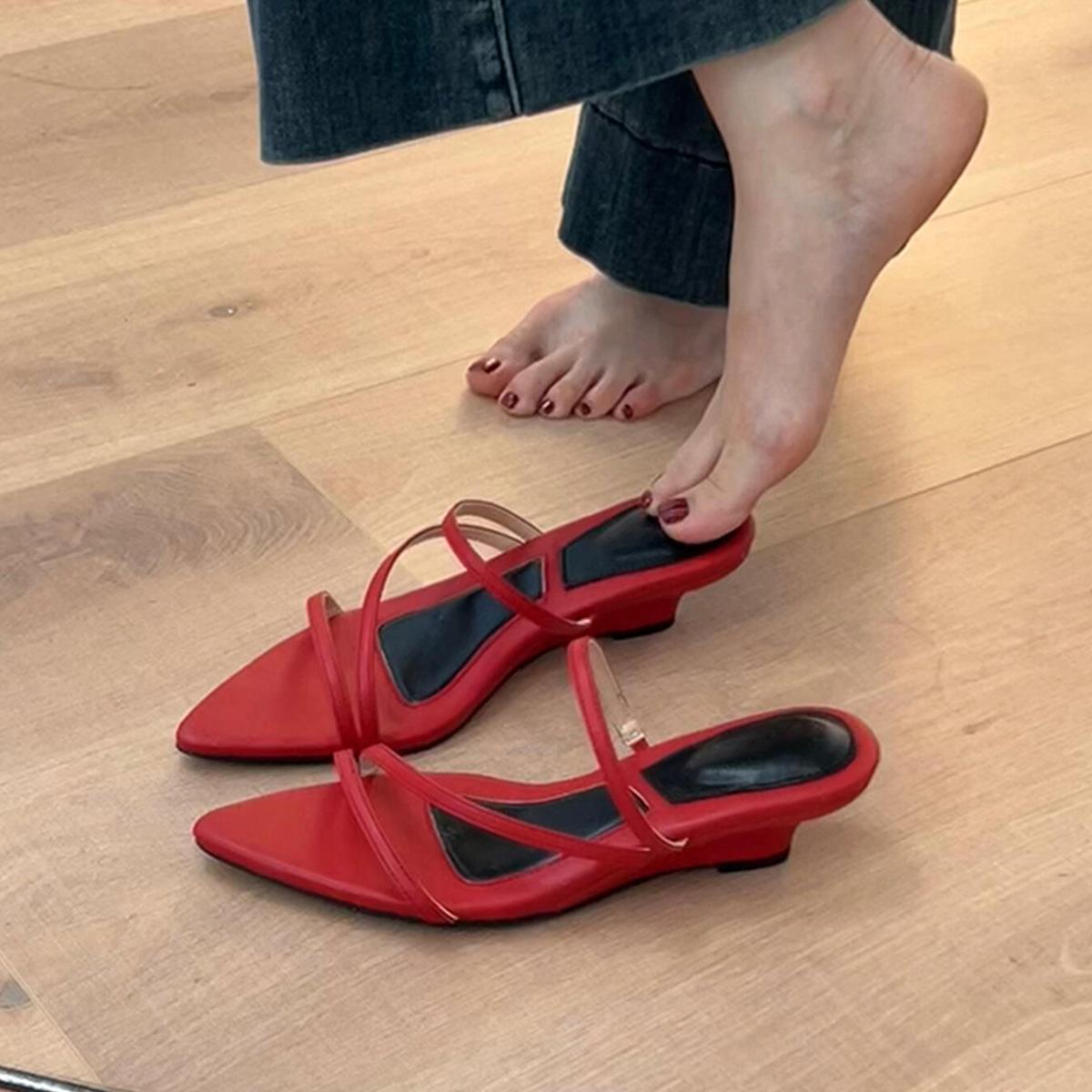 

Точечная версия~ остроносые темпераментные сандалии на танкетке женские французские ретро летние универсальные шлепанцы из мягкой кожи 35