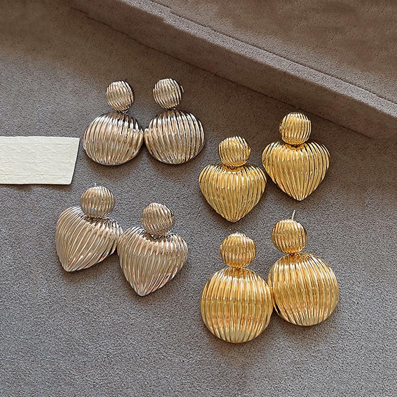 Vintage Metal Striped Round Heart Earrings for Women European American Retro Ball Drop Earrings Elegent Female Simple Jewelry