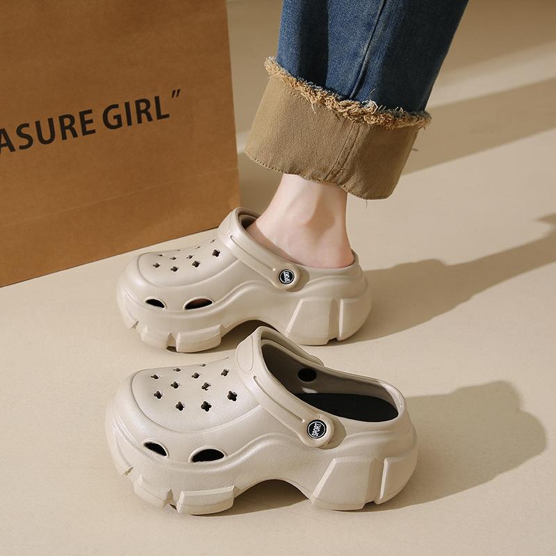 Einfarbige Hausschuhe Neue Sommer-Außenbekleidung dicke Sohle weiche Sohle höhenverstellende Loch-Hausschuhe