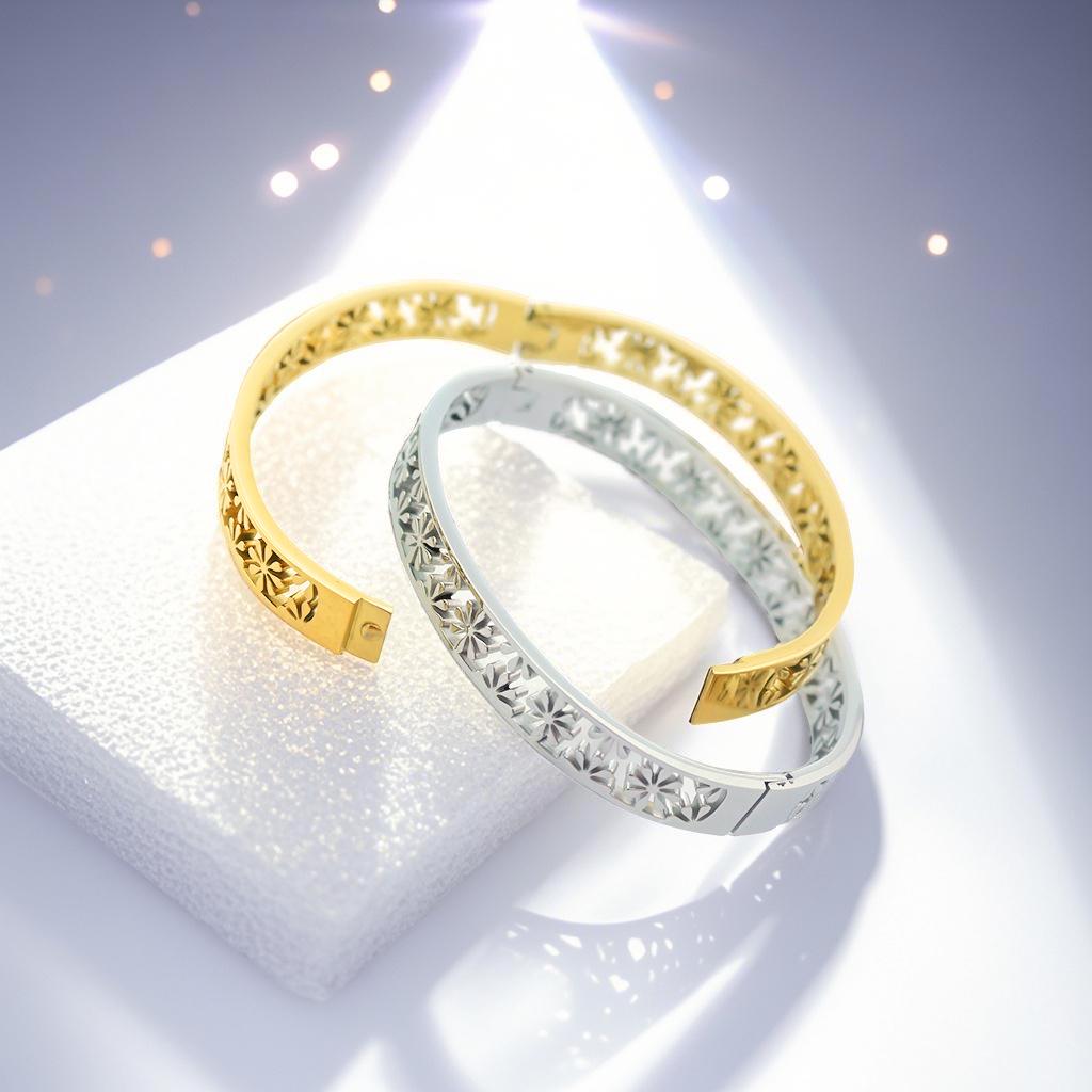 Edelstahl Schneeflocken Armreif: Weihnachten und Neujahr Offener Armreif aus Silber oder vergoldetem Titanstahl.