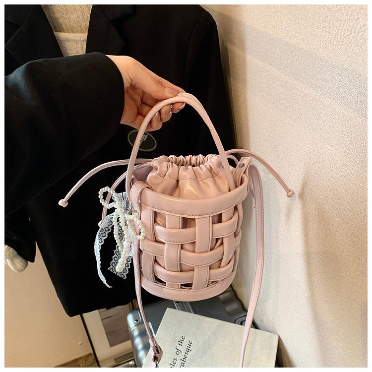 Modische gewebte kleine Tasche Damen Frühling und Sommer neu tragbare Bucket Bag Nische beliebt Umhängetasche
