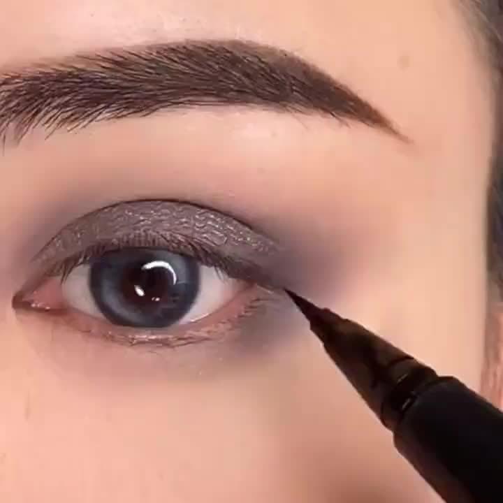 Crayon eye-liner liquide ultra-fin et waterproof, séchage rapide, anti-bavures, longue tenue, noir, application précise pour un maquillage des yeux spectaculaire.