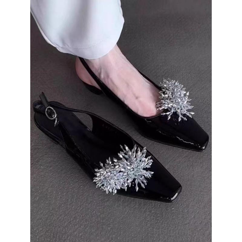 

Новый стиль обуви — это туфли с квадратным носком и неглубоким вырезом, с женственным очарованием и откидным верхом со шнуровкой. 40 чёрный