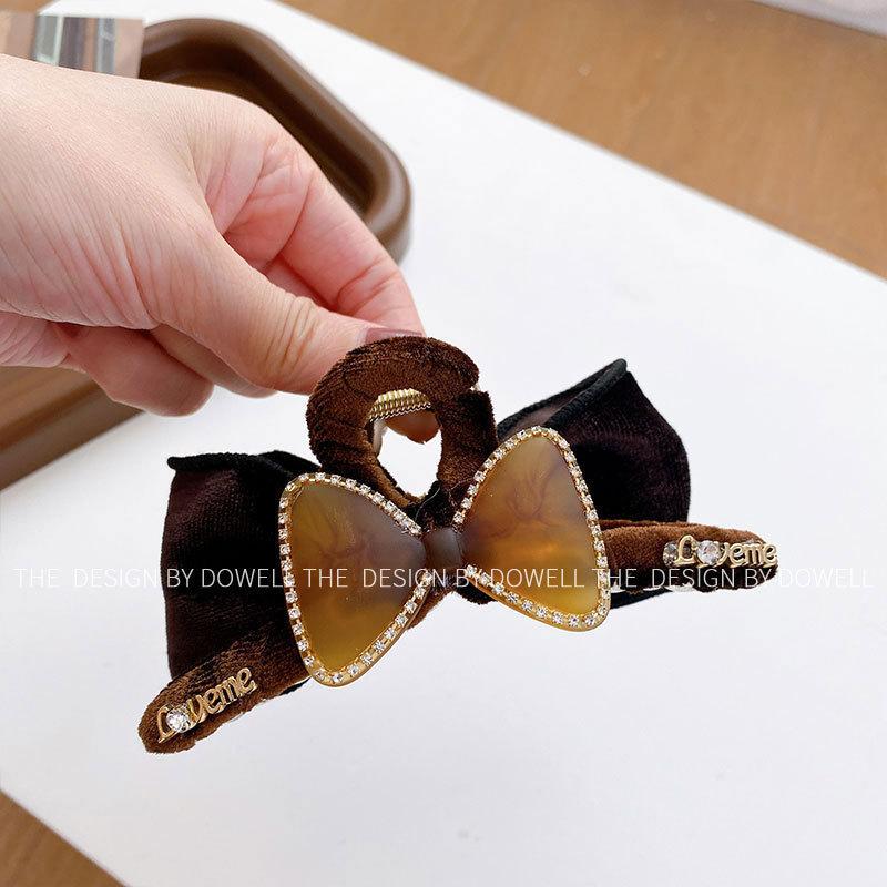 Beautifully Plastic Crafted Hair Claw Clips With Elegant Shapes And Vibrant Colors For Every Hairstyle Needs