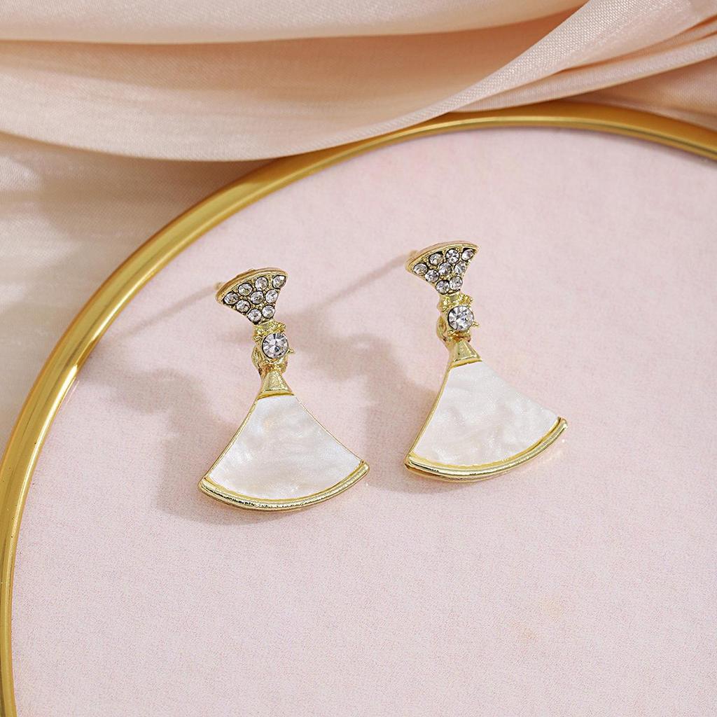 Light Luxury Silver Needle French Retro Fan-Shaped Cat's Eye Diamond Earrings for Women