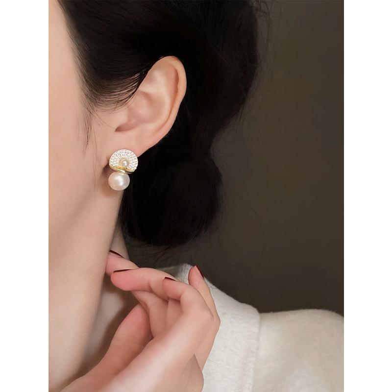 Stylish and simple pearl ear clips without ear piercings, high-end large pearl stud earrings, celebrity temperament earrings, mosquito disc earrings.