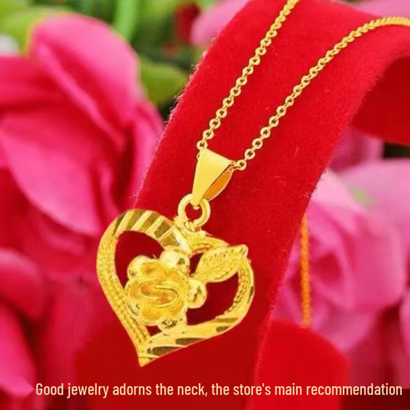 Naszyjnik ze złota piaskowego z wisiorkiem w kształcie serca i róży - Damski dodatek modowy