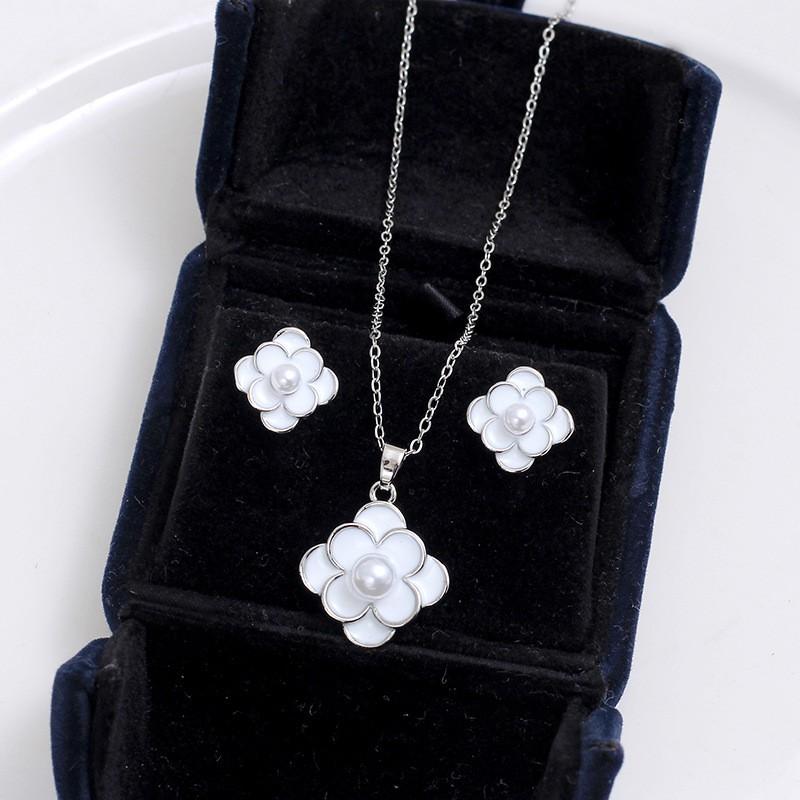 Elegant Zircon Lucky Clover Necklace Earring Set Women Light Luxury Geometric Pendant Jewelry Party Office Wear