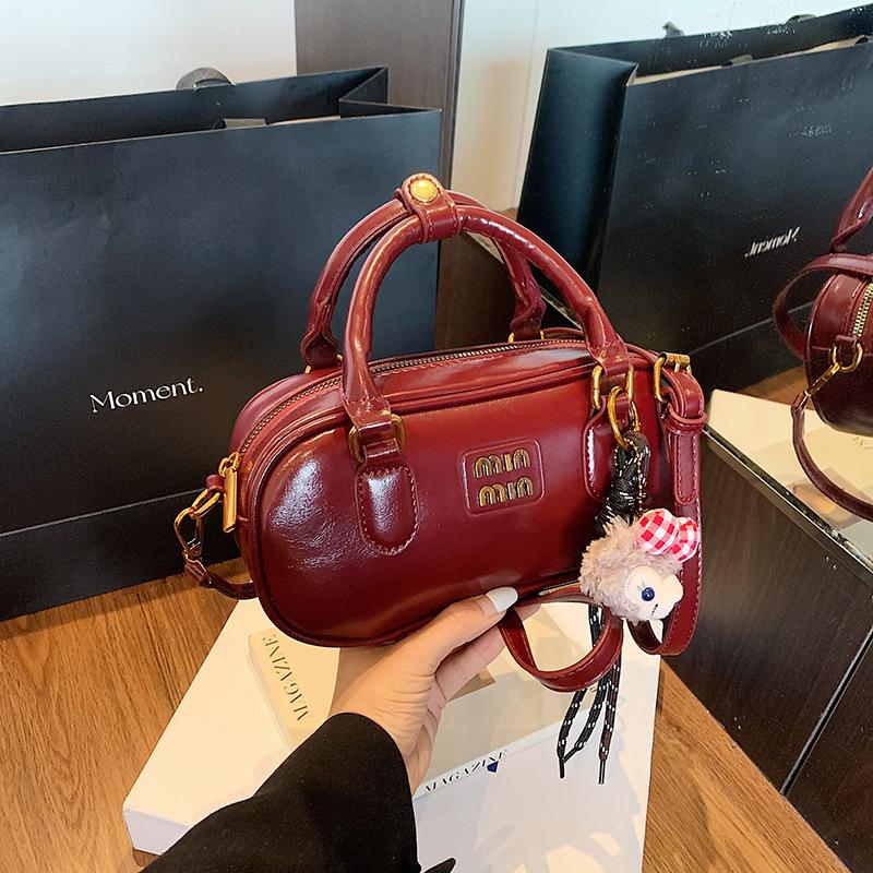 Niche Texture Bowling Small Bag 2025 Autumn New Fashionable Foreign Style Hand Carry Small Square Bag Commuter Messenger Bag
