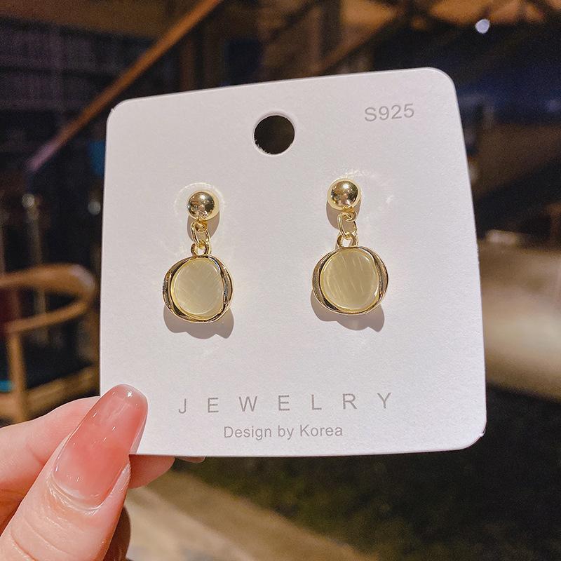 French elegance, high-end pearl super fairy stud earrings, personalized design, niche temperament, versatile and sweet earrings.
