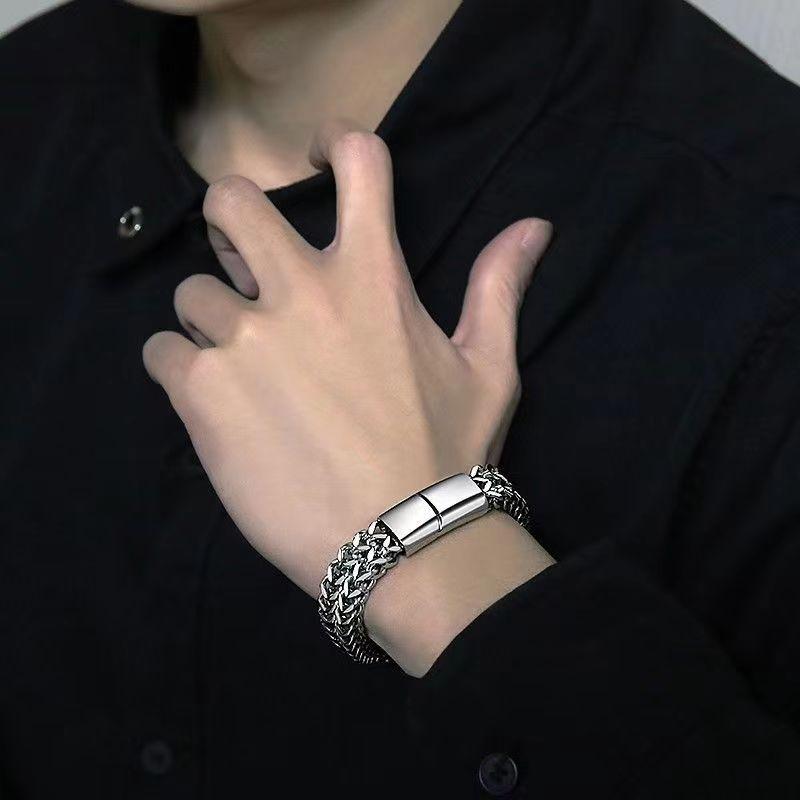 High-End Domineering Black and White Solid Men\\'s Stainless Steel Braided Sports and Leisure Bracelet