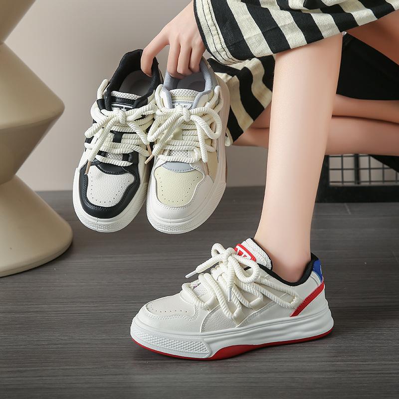 Internet celebrities ins board shoes women 2025 spring new popular student Hong Kong style board shoes leisure sports street shooting white shoes tide
