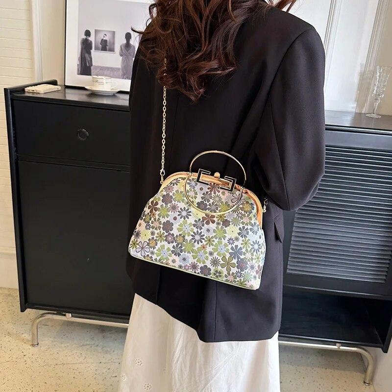 2026 New Vintage Women Original Handmade Chain Shoulder Bags Wedding Top Handle Totes Lady Lock Shell Clip Flower Small Handbags