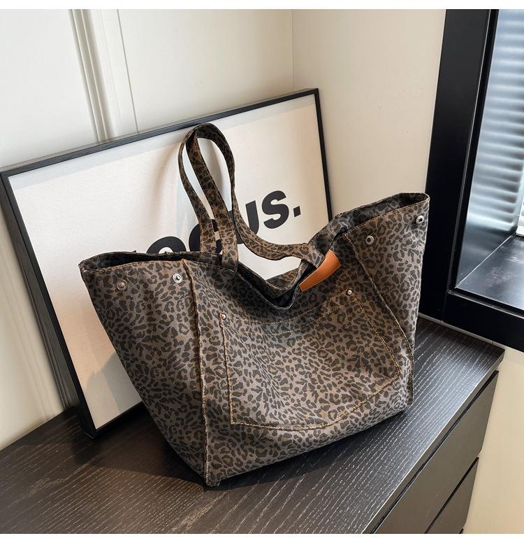 Leopard Print Canvas Tote Bag Women's Large-capacity Bag 2025 New Trendy Portable Commuter Bag Versatile Shoulder Mommy Bag