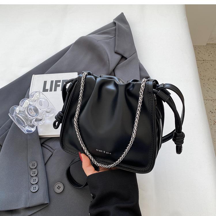

Niche pleated underarm bag women s summer new trendy retro bucket bag versatile chain bag messenger bag чёрный