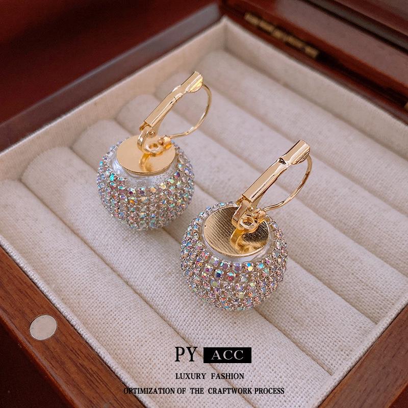 Luxuriöse Ohrklemmen mit eingelegten Diamanten in Kugelform: Modische vielseitige Ohrringe für Frauen