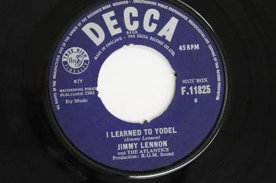 7-inch Plaat JIMMY LENNON & THE ATLANTICS - I Learned To Yodel F11825 DECCA 1964 VK Country/Folk Gebruikt