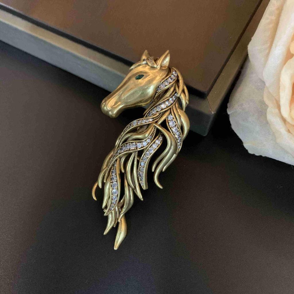 Vintage Heavy Industry Design Alloy Rhinestone Horse Head Brooch - Retro 3D Relief Jewelry.