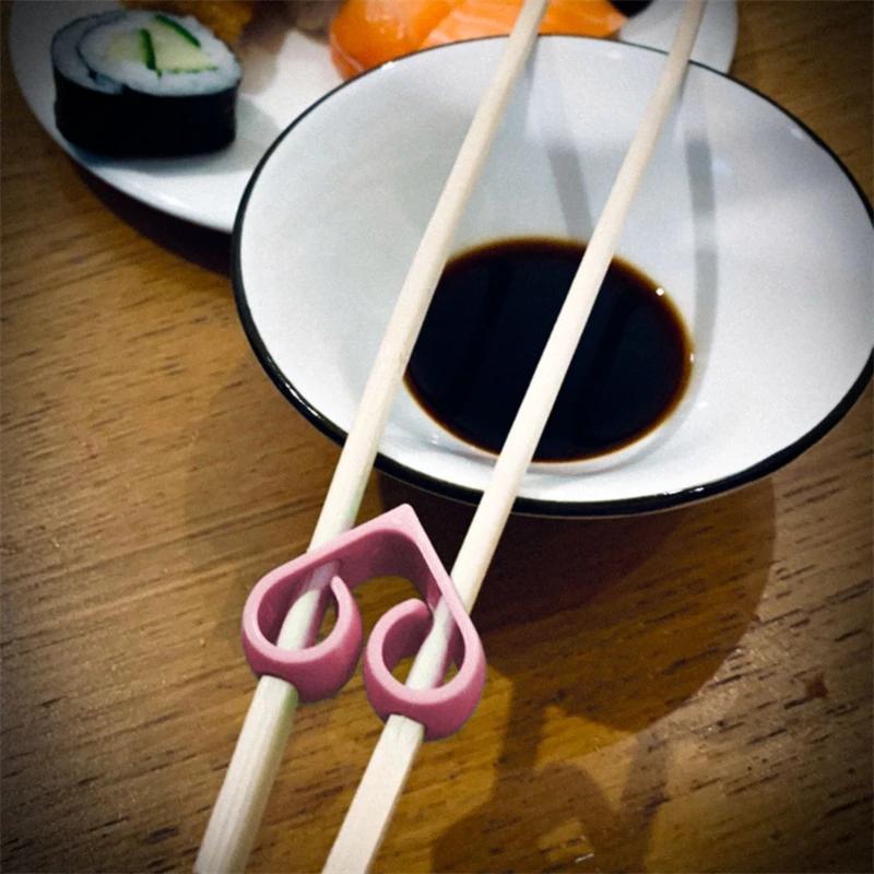 1-5 Stück Herzförmige Wiederverwendbare Essstäbchen-Helfer für Erwachsene Kinder Essstäbchen-Trainingshilfe Rutschfester Sushi-Essstäbchen-Scharnierverbinder