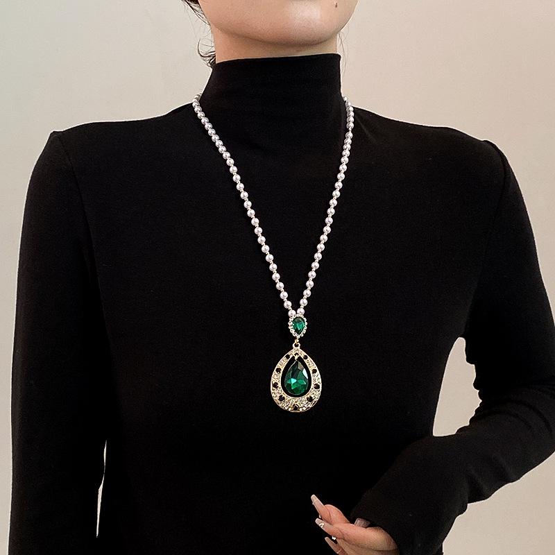 Korean Fashion Flower Sweater Chain Necklace - Autumn/Winter Women's High-End Cat's Eye Camellia Pendant.