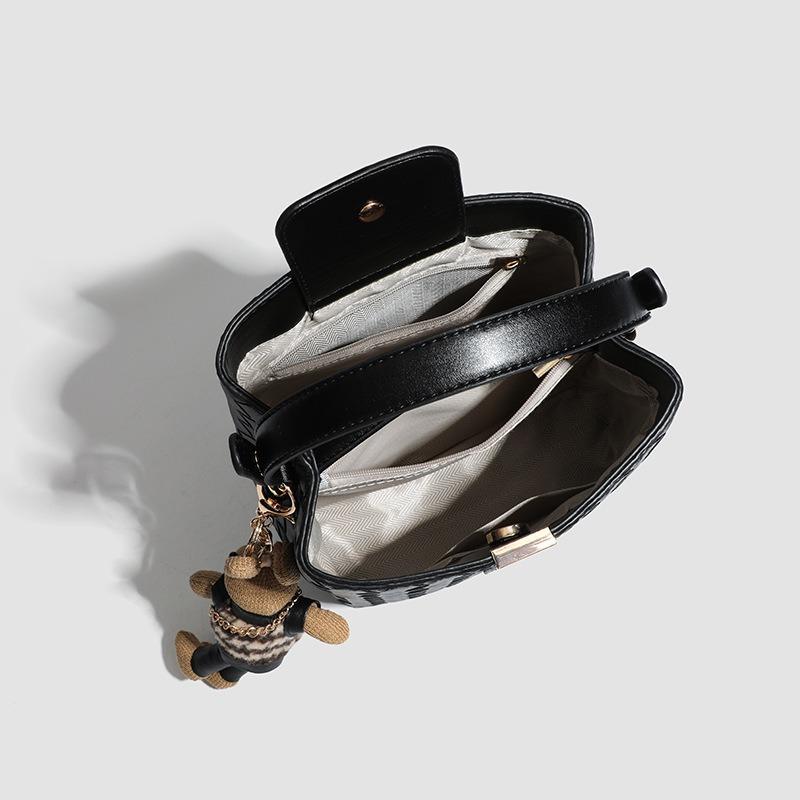 Textured Handheld Bucket Bag for Women 2025 New Super Popular Commuting Shoulder Bag Fashion Crossbody Woven Bag