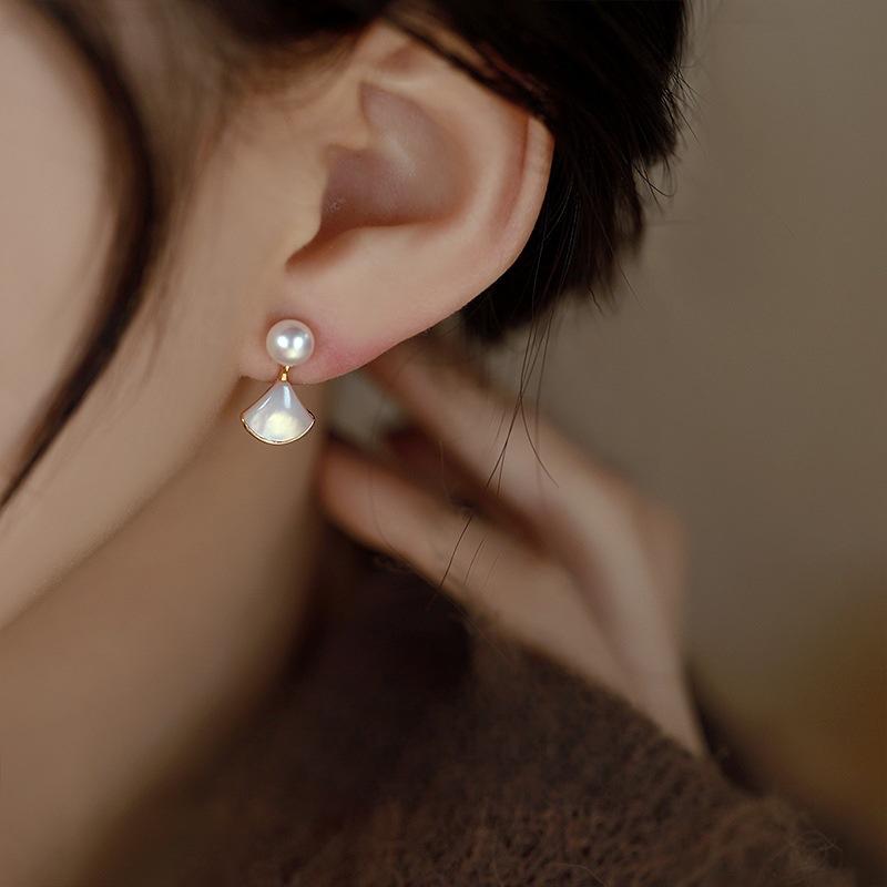 Fan-shaped Pearl Earrings, Niche Design Sense, Fashionable and Simple Stud Earrings, Women's Earrings.