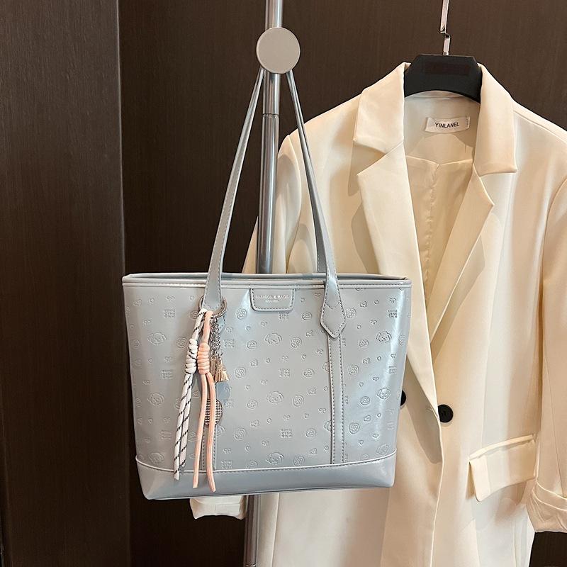 Spring and summer large-capacity bag women's new fashionable versatile shoulder bag textured portable tote bag