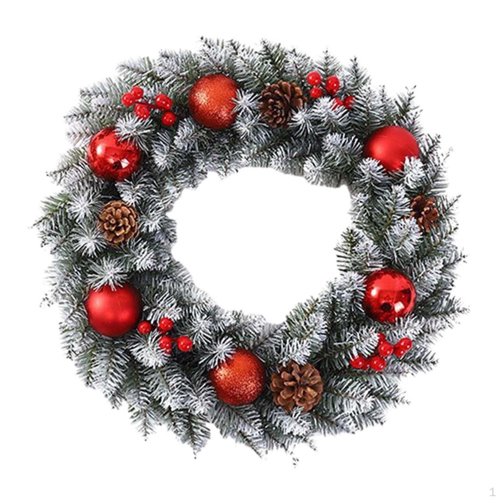 Künstlicher Weihnachtskranz mit künstlichen grünen Blättern, festliche Girlande im Landhausstil