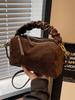 Borsa a tracolla quadrata in camoscio Maillard - Autunno/Inverno 2026 Compatta e versatile