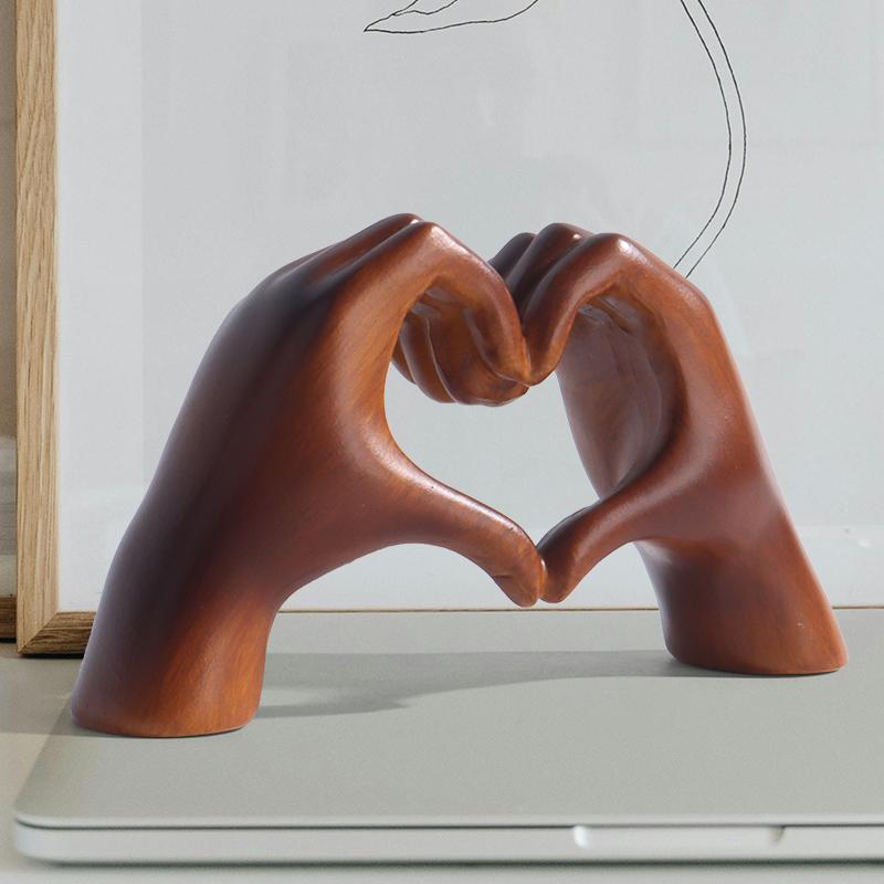 Imitation Wood Grain Love Gesture Sculpture Resin Craft Ornament for Home, Bedroom, Living Room and Entryway Desktop Decoration