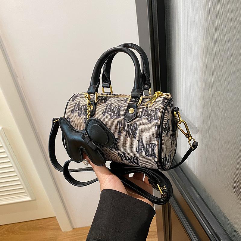 

В этом году сумки Boston пользуются популярностью среди женщин: новые модные сумки-мессенджеры осени и зимы 2024 года, популярные переносные сумки-подушки. чёрный