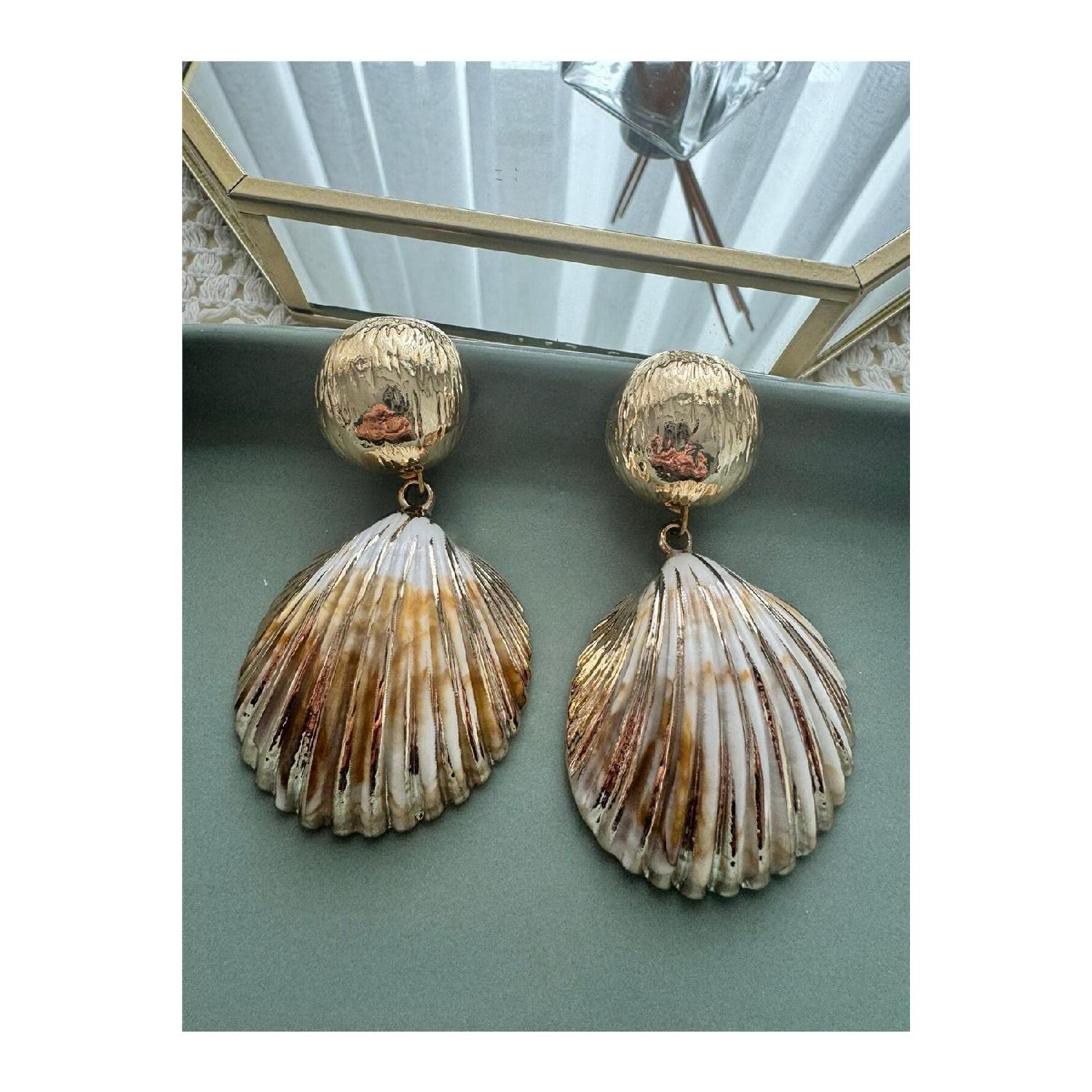 

Gold Design Earrings With Big Mussels